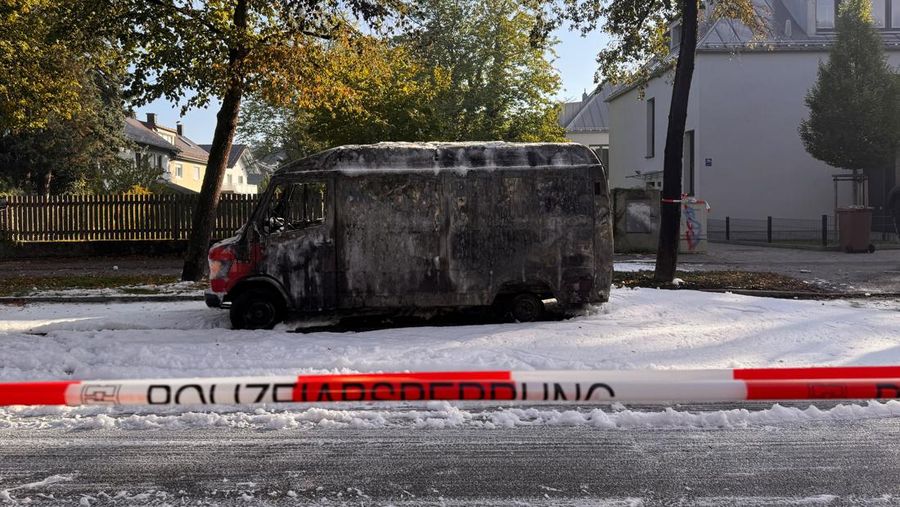 Kondisi mobil yang hangus terbakar dalam ledakan di Munich, Jerman, Rabu (1/10/2025). (REUTERS/Christine Uyanik)