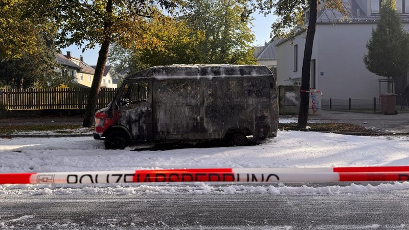 Kondisi mobil yang hangus terbakar dalam ledakan di Munich, Jerman, Rabu (1/10/2025). (REUTERS/Christine Uyanik)