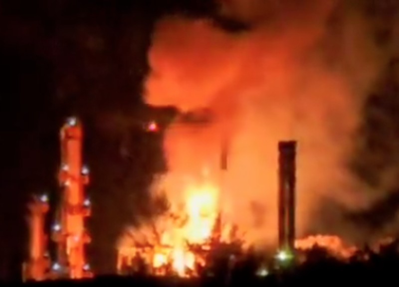 Ledakan dan kebakaran di Kilang Pertamina Dumai Rabu 1 Oktober 2025. (Tangkapan Layar X) Ledakan dan kebakaran di Kilang Pertamina Dumai Rabu 1 Oktober 2025. (Tangkapan Layar X)