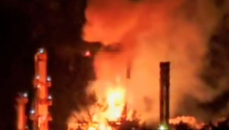 Ledakan dan kebakaran di Kilang Pertamina Dumai Rabu 1 Oktober 2025. (Tangkapan Layar X)