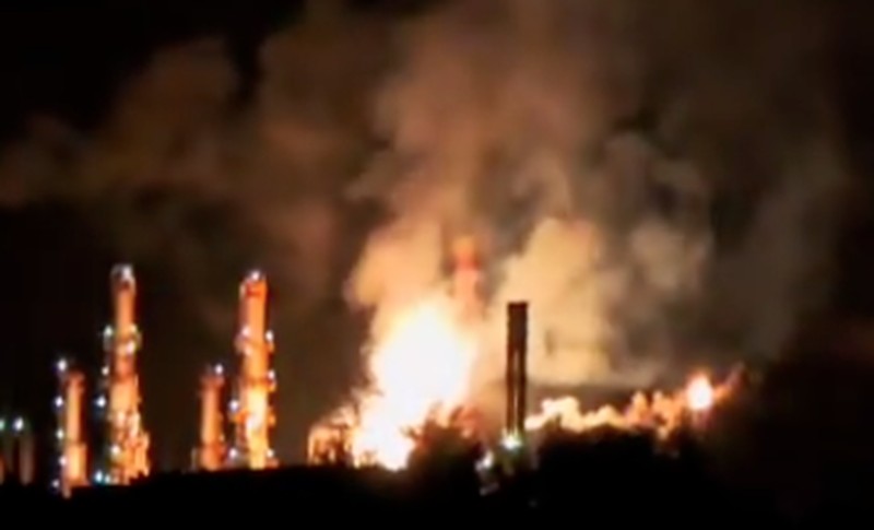 Ledakan dan kebakaran di Kilang Pertamina Dumai Rabu 1 Oktober 2025. (Tangkapan Layar X)