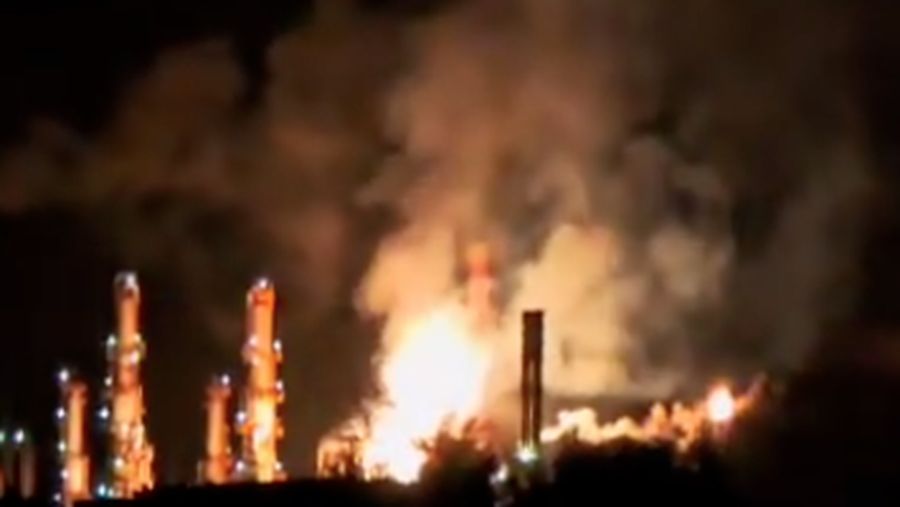 Ledakan dan kebakaran di Kilang Pertamina Dumai Rabu 1 Oktober 2025. (Tangkapan Layar X)