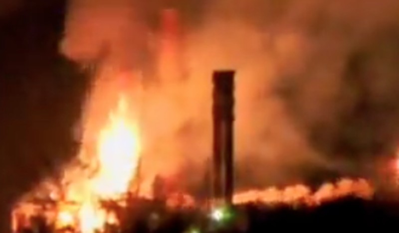 Ledakan dan kebakaran di Kilang Pertamina Dumai Rabu 1 Oktober 2025. (Tangkapan Layar X) Ledakan dan kebakaran di Kilang Pertamina Dumai Rabu 1 Oktober 2025. (Tangkapan Layar X)