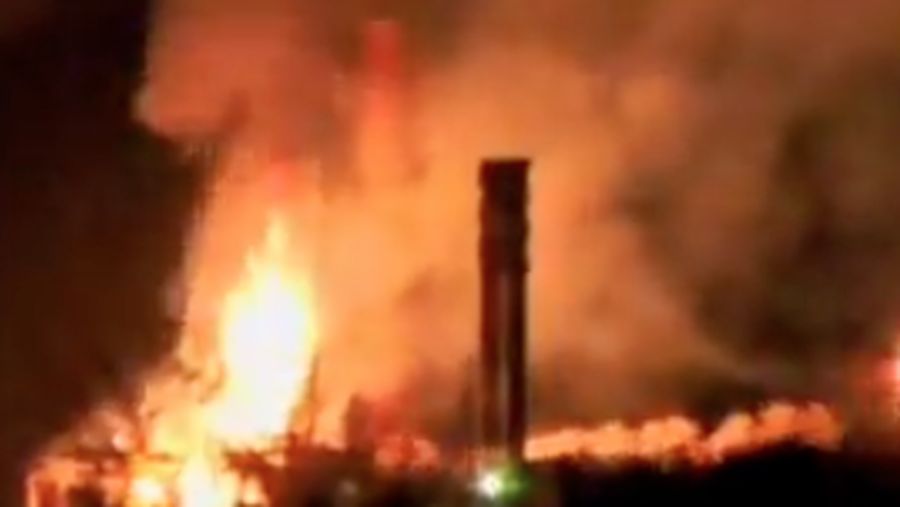 Ledakan dan kebakaran di Kilang Pertamina Dumai Rabu 1 Oktober 2025. (Tangkapan Layar X)