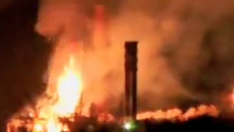 Ledakan dan kebakaran di Kilang Pertamina Dumai Rabu 1 Oktober 2025. (Tangkapan Layar X)