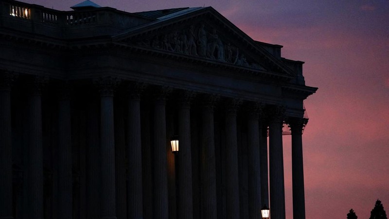 Orang-orang berjalan melewati Gedung Capitol AS, beberapa jam sebelum penutupan sebagian pemerintah mulai berlaku, di Washington, D.C., AS, 30 September 2025. (REUTERS/Elizabeth Frantz)