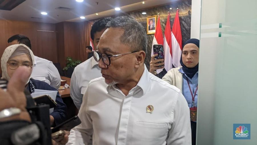 Menko Pangan Zulkifli Hasan menjawab pertanyaan wartawan usai Rapat Koordinasi Neraca Komoditas di kantornya, Rabu (1/10/2025). (CNBC Indonesia/Emir Yanwardhana)