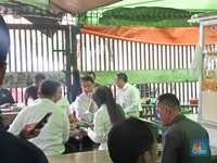 Purbaya Makan di Kaki Lima, Netizen Tanya di Rumah Menkeunya Siapa?