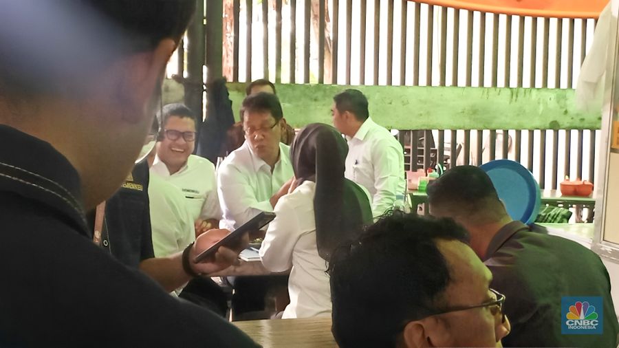 Menteri Keuangan (Menkeu), Purbaya Yudhi Sadewa dan jajaran melakukan makan siang di warung kaki lima di samping kantor Ditjen Pajak, Jakarta, Rabu (1/10/2025). (CNBC Indonesia/Robertus Andrianto)
