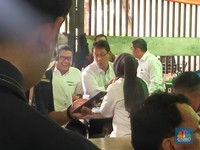 Purbaya Makan di Warung Kaki Lima Usai Rapat Danantara, Intip Menunya