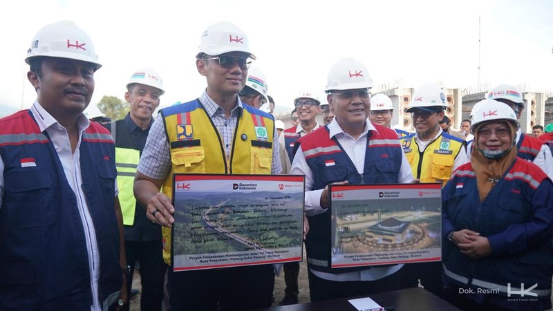 Menteri Koordinator Bidang Infrastruktur dan Pembangunan Kewilayahan, Agus Harimurti Yudhoyono (AHY), meninjau progres pembangunan Jalan Tol Padang–Sicincin, Sumatera Barat, Selasa (30/9/2025). (Dok. Hutama Karya)