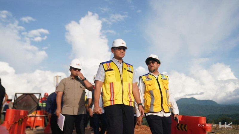 Menteri Koordinator Bidang Infrastruktur dan Pembangunan Kewilayahan, Agus Harimurti Yudhoyono (AHY), meninjau progres pembangunan Jalan Tol Padang–Sicincin, Sumatera Barat, Selasa (30/9/2025). (Dok. Hutama Karya)