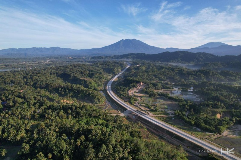Menteri Koordinator Bidang Infrastruktur dan Pembangunan Kewilayahan, Agus Harimurti Yudhoyono (AHY), meninjau progres pembangunan Jalan Tol Padang–Sicincin, Sumatera Barat, Selasa (30/9/2025). (Dok. Hutama Karya)