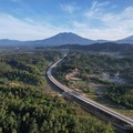Menteri Koordinator Bidang Infrastruktur dan Pembangunan Kewilayahan, Agus Harimurti Yudhoyono (AHY), meninjau progres pembangunan Jalan Tol Padang–Sicincin, Sumatera Barat, Selasa (30/9/2025). (Dok. Hutama Karya)
