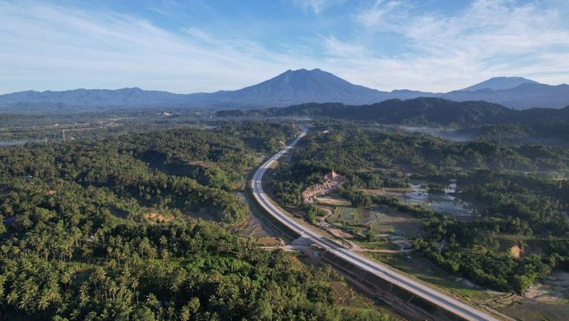 Menteri Koordinator Bidang Infrastruktur dan Pembangunan Kewilayahan, Agus Harimurti Yudhoyono (AHY), meninjau progres pembangunan Jalan Tol Padang–Sicincin, Sumatera Barat, Selasa (30/9/2025). (Dok. Hutama Karya)