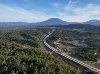 Menteri Koordinator Bidang Infrastruktur dan Pembangunan Kewilayahan, Agus Harimurti Yudhoyono (AHY), meninjau progres pembangunan Jalan Tol Padang–Sicincin, Sumatera Barat, Selasa (30/9/2025). (Dok. Hutama Karya)