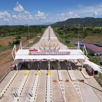 Gaya AHY Blusukan Cek Progres Proyek Jalan Tol Padang-Sicincin