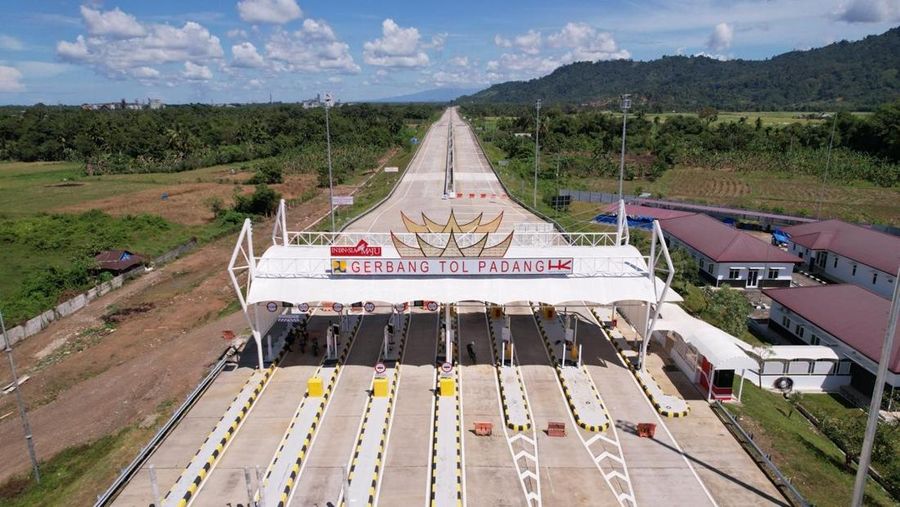 Menteri Koordinator Bidang Infrastruktur dan Pembangunan Kewilayahan, Agus Harimurti Yudhoyono (AHY), meninjau progres pembangunan Jalan Tol Padang–Sicincin, Sumatera Barat, Selasa (30/9/2025). (Dok. Hutama Karya)