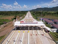 Gaya AHY Blusukan Cek Progres Proyek Jalan Tol Padang-Sicincin