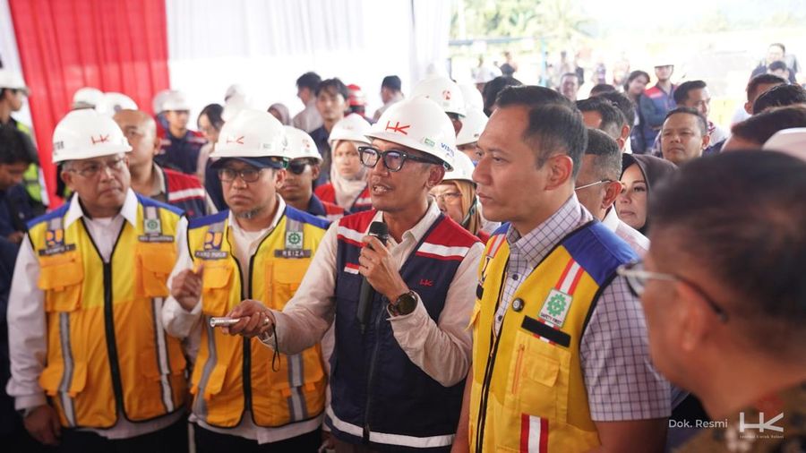 Menteri Koordinator Bidang Infrastruktur dan Pembangunan Kewilayahan, Agus Harimurti Yudhoyono (AHY), meninjau progres pembangunan Jalan Tol Padang–Sicincin, Sumatera Barat, Selasa (30/9/2025). (Dok. Hutama Karya)