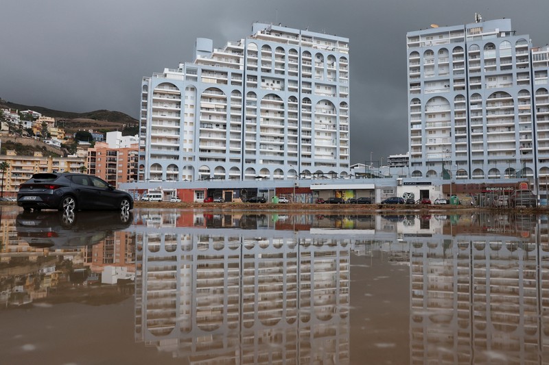 Mobil yang diparkir dikelilingi air setelah hujan lebat selama berlalunya Siklon Gabrielle pascatropis di Cullera, wilayah Valencia, Spanyol, 30 September 2025. (REUTERS/Violeta Santos Moura)