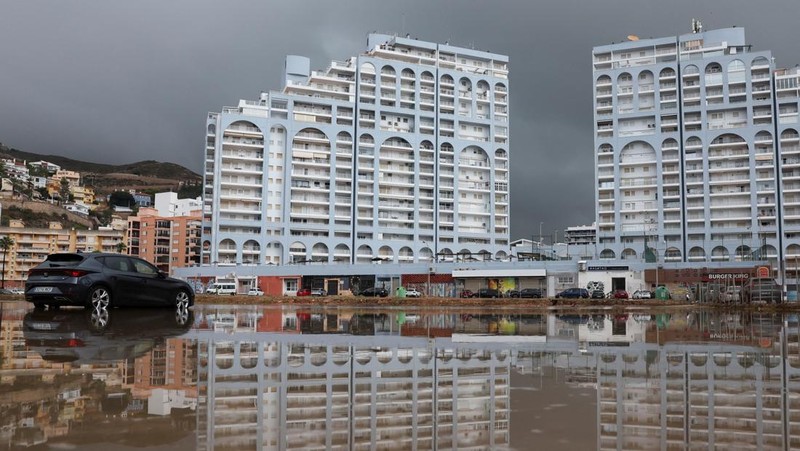 Mobil yang diparkir dikelilingi air setelah hujan lebat selama berlalunya Siklon Gabrielle pascatropis di Cullera, wilayah Valencia, Spanyol, 30 September 2025. (REUTERS/Violeta Santos Moura)