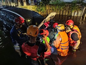 Mobil di Depok Terseret Arus Banjir hingga Masuk Selokan, Damkar Evakuasi