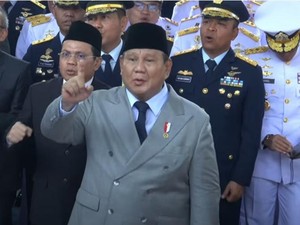 Aksi Prabowo Bak Dirigen Saat Paduan Suara Panglima hingga Kapolri