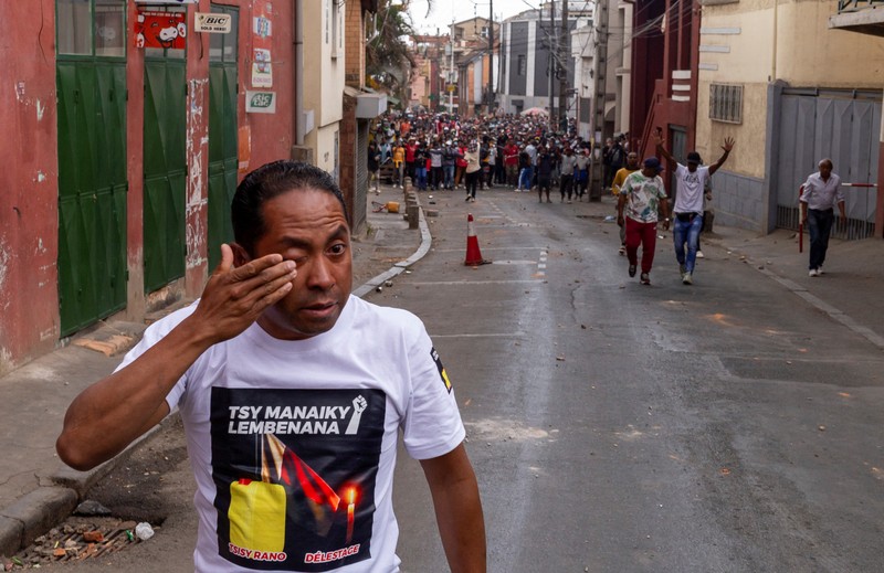 Seorang pengunjuk rasa menendang tabung gas air mata yang dilemparkan oleh petugas polisi anti huru hara Madagaskar untuk membubarkan pengunjuk rasa selama demonstrasi menentang seringnya pemadaman listrik dan kekurangan air, di lingkungan Antaninandro, di Antananarivo, Madagaskar, 30 September 2025. (REUTERS/Zo Andrianjafy)