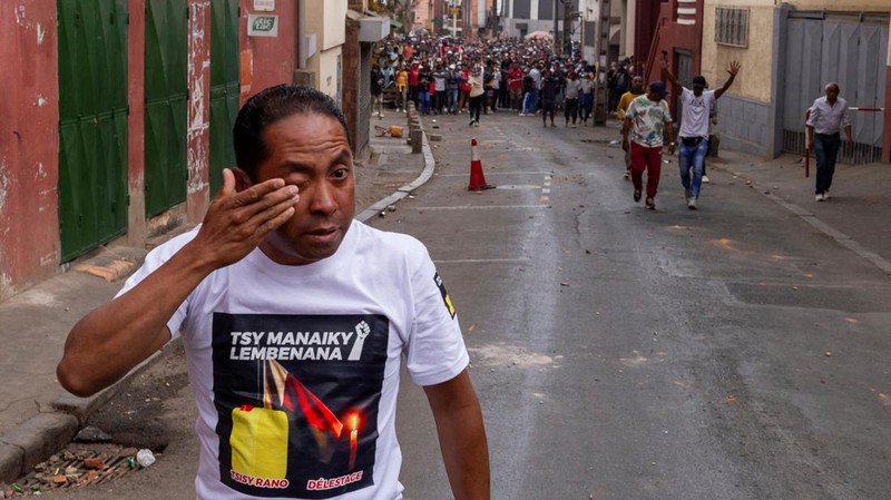 Seorang pengunjuk rasa menendang tabung gas air mata yang dilemparkan oleh petugas polisi anti huru hara Madagaskar untuk membubarkan pengunjuk rasa selama demonstrasi menentang seringnya pemadaman listrik dan kekurangan air, di lingkungan Antaninandro, di Antananarivo, Madagaskar, 30 September 2025. (REUTERS/Zo Andrianjafy)