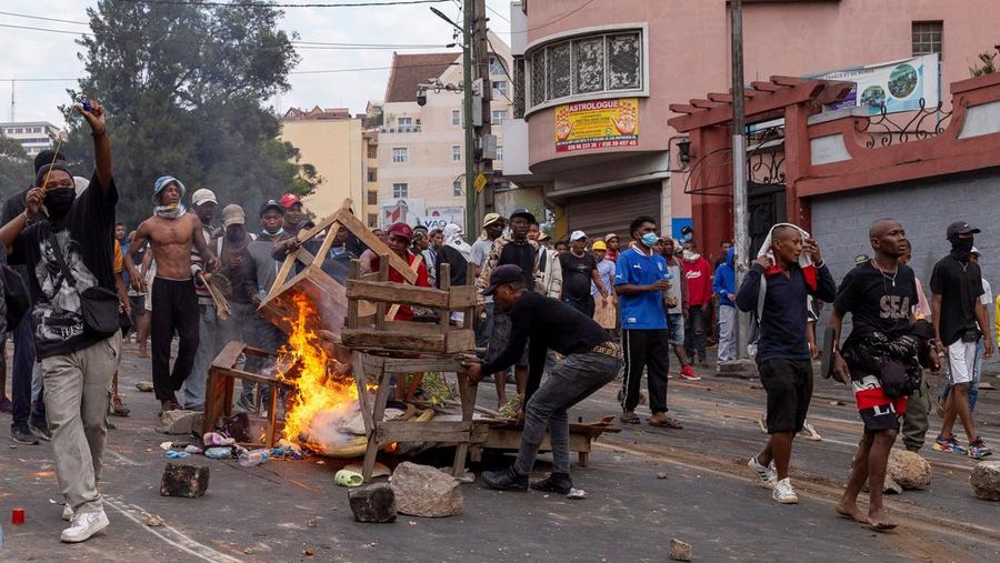 Para pengunjuk rasa mendirikan barikade di jalan selama demonstrasi menentang seringnya pemadaman listrik dan kekurangan air, di lingkungan Antaninandro, di Antananarivo, Madagaskar, 30 September 2025. (REUTERS/Zo Andrianjafy)