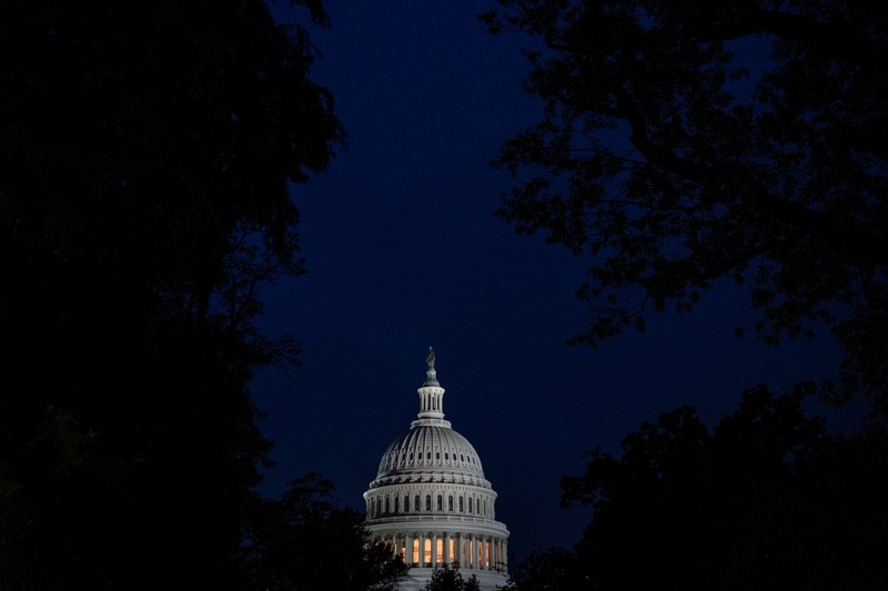 Orang-orang berjalan melewati Gedung Capitol AS, beberapa jam sebelum penutupan sebagian pemerintah mulai berlaku, di Washington, D.C., AS, 30 September 2025. (REUTERS/Elizabeth Frantz)