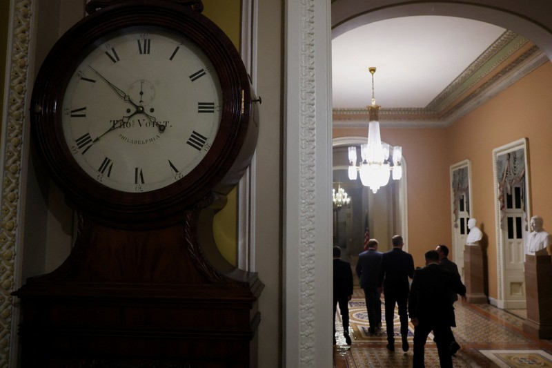 Orang-orang berjalan melewati Gedung Capitol AS, beberapa jam sebelum penutupan sebagian pemerintah mulai berlaku, di Washington, D.C., AS, 30 September 2025. (REUTERS/Elizabeth Frantz)