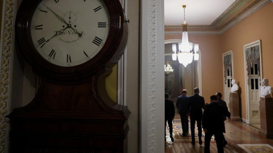 Orang-orang berjalan melewati Gedung Capitol AS, beberapa jam sebelum penutupan sebagian pemerintah mulai berlaku, di Washington, D.C., AS, 30 September 2025. (REUTERS/Elizabeth Frantz)