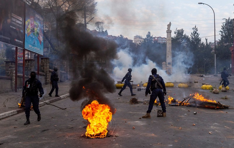 Seorang pengunjuk rasa menendang tabung gas air mata yang dilemparkan oleh petugas polisi anti huru hara Madagaskar untuk membubarkan pengunjuk rasa selama demonstrasi menentang seringnya pemadaman listrik dan kekurangan air, di lingkungan Antaninandro, di Antananarivo, Madagaskar, 30 September 2025. Seorang pengunjuk rasa menendang tabung gas air mata yang dilemparkan oleh petugas polisi anti huru hara Madagaskar untuk membubarkan pengunjuk rasa selama demonstrasi menentang seringnya pemadaman listrik dan kekurangan air, di lingkungan Antaninandro, di Antananarivo, Madagaskar, 30 September 2025. (REUTERS/Zo Andrianjafy)