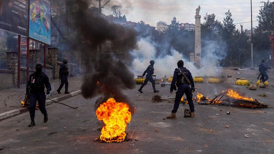 Seorang pengunjuk rasa menendang tabung gas air mata yang dilemparkan oleh petugas polisi anti huru hara Madagaskar untuk membubarkan pengunjuk rasa selama demonstrasi menentang seringnya pemadaman listrik dan kekurangan air, di lingkungan Antaninandro, di Antananarivo, Madagaskar, 30 September 2025. (REUTERS/Zo Andrianjafy)