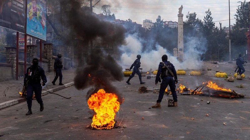 Seorang pengunjuk rasa menendang tabung gas air mata yang dilemparkan oleh petugas polisi anti huru hara Madagaskar untuk membubarkan pengunjuk rasa selama demonstrasi menentang seringnya pemadaman listrik dan kekurangan air, di lingkungan Antaninandro, di Antananarivo, Madagaskar, 30 September 2025. (REUTERS/Zo Andrianjafy)