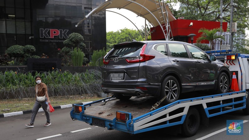 Petugas memindahkan barang sitaan sebuah kendaraan roda empat terkait kasus pemerasan K3 di Kementerian Ketenagakerjaan (Kemnaker) ke mobil derek atau towing di kawasan Gedung Merah Putih KPK, Kuningan, Jakarta Selatan, Rabu, (1/10/2025). (CNBC Indonesia/Muhammad Sabki)