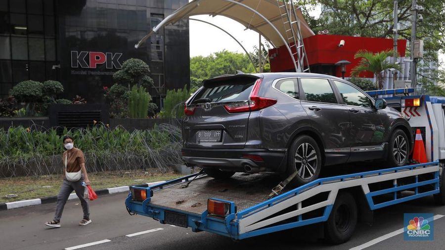 Petugas memindahkan barang sitaan sebuah kendaraan roda empat terkait kasus pemerasan K3 di Kementerian Ketenagakerjaan (Kemnaker) ke mobil derek atau towing di kawasan Gedung Merah Putih KPK, Kuningan, Jakarta Selatan, Rabu, (1/10/2025). (CNBC Indonesia/Muhammad Sabki)