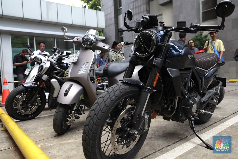 Petugas memindahkan barang sitaan sebuah kendaraan roda empat terkait kasus pemerasan K3 di Kementerian Ketenagakerjaan (Kemnaker) ke mobil derek atau towing di kawasan Gedung Merah Putih KPK, Kuningan, Jakarta Selatan, Rabu, (1/10/2025). (CNBC Indonesia/Muhammad Sabki)