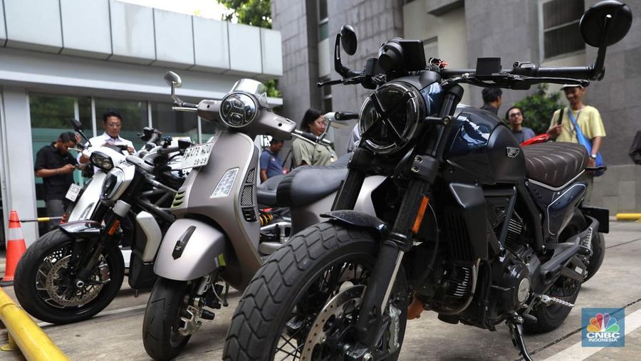 Petugas memindahkan barang sitaan sebuah kendaraan roda empat terkait kasus pemerasan K3 di Kementerian Ketenagakerjaan (Kemnaker) ke mobil derek atau towing di kawasan Gedung Merah Putih KPK, Kuningan, Jakarta Selatan, Rabu, (1/10/2025). (CNBC Indonesia/Muhammad Sabki)