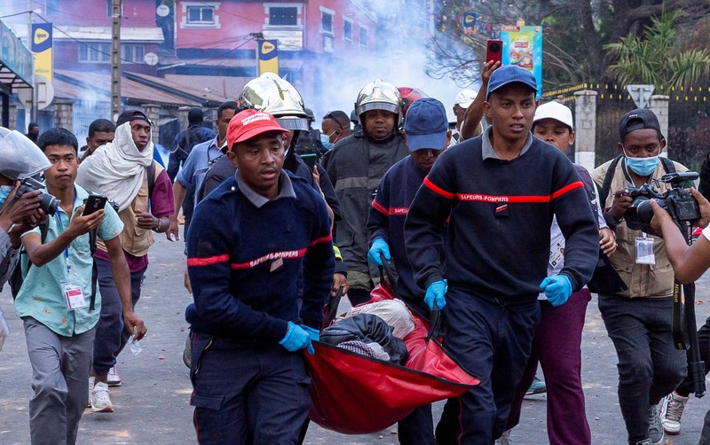 Seorang pengunjuk rasa menendang tabung gas air mata yang dilemparkan oleh petugas polisi anti huru hara Madagaskar untuk membubarkan pengunjuk rasa selama demonstrasi menentang seringnya pemadaman listrik dan kekurangan air, di lingkungan Antaninandro, di Antananarivo, Madagaskar, 30 September 2025. (REUTERS/Zo Andrianjafy)