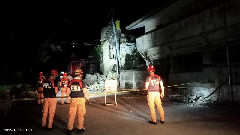 Gempa bumi berkekuatan 6,9 skala Richter mengguncang Filipina tengah pada Selasa (30/9) malam, menewaskan sedikitnya 27 orang dan melukai lebih dari 140 lainnya. (Tangkapan Layar Video Reuters/MUNICIPALITY OF DAANBANTAYAN HANDOUT)