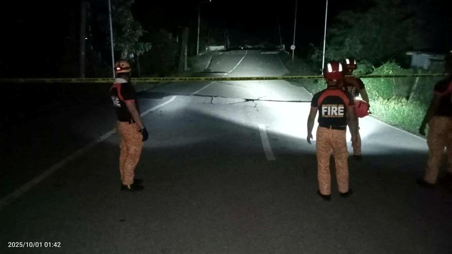 Gempa bumi berkekuatan 6,9 skala Richter mengguncang Filipina tengah pada Selasa (30/9) malam, menewaskan sedikitnya 27 orang dan melukai lebih dari 140 lainnya. (Tangkapan Layar Video Reuters/MUNICIPALITY OF DAANBANTAYAN HANDOUT)