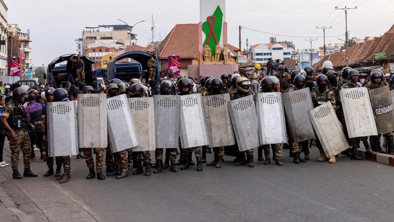 Seorang pengunjuk rasa menendang tabung gas air mata yang dilemparkan oleh petugas polisi anti huru hara Madagaskar untuk membubarkan pengunjuk rasa selama demonstrasi menentang seringnya pemadaman listrik dan kekurangan air, di lingkungan Antaninandro, di Antananarivo, Madagaskar, 30 September 2025. (REUTERS/Zo Andrianjafy)
