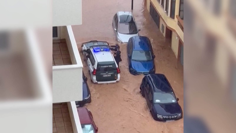 Mobil yang diparkir dikelilingi air setelah hujan lebat selama berlalunya Siklon Gabrielle pascatropis di Cullera, wilayah Valencia, Spanyol, 30 September 2025. (REUTERS/Violeta Santos Moura)