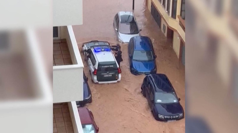 Mobil yang diparkir dikelilingi air setelah hujan lebat selama berlalunya Siklon Gabrielle pascatropis di Cullera, wilayah Valencia, Spanyol, 30 September 2025. (REUTERS/Violeta Santos Moura)