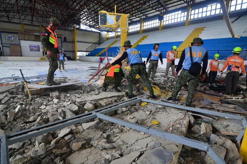 Gempa bumi berkekuatan 6,9 skala Richter mengguncang Filipina tengah pada Selasa (30/9) malam, menewaskan sedikitnya 27 orang dan melukai lebih dari 140 lainnya. (Tangkapan Layar Video Reuters/MUNICIPALITY OF DAANBANTAYAN HANDOUT)