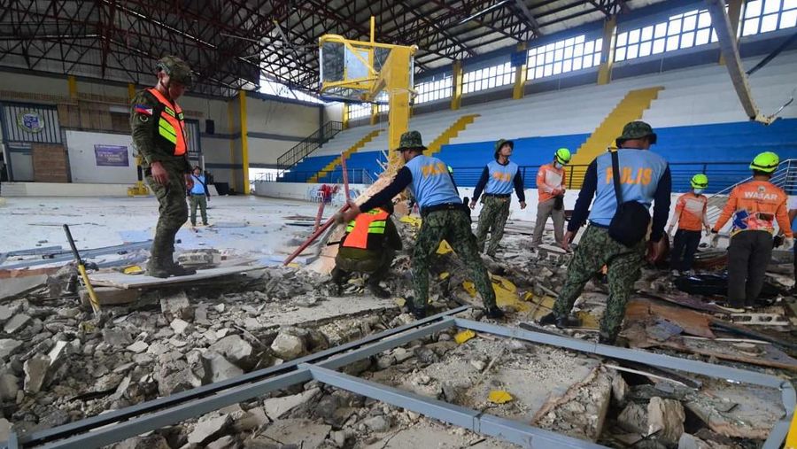 Gempa bumi berkekuatan 6,9 skala Richter mengguncang Filipina tengah pada Selasa (30/9) malam, menewaskan sedikitnya 27 orang dan melukai lebih dari 140 lainnya. (Tangkapan Layar Video Reuters/MUNICIPALITY OF DAANBANTAYAN HANDOUT)