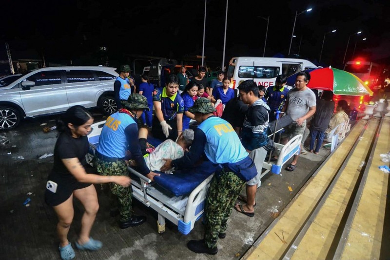 Gempa bumi berkekuatan 6,9 skala Richter mengguncang Filipina tengah pada Selasa (30/9) malam, menewaskan sedikitnya 27 orang dan melukai lebih dari 140 lainnya. (Tangkapan Layar Video Reuters/MUNICIPALITY OF DAANBANTAYAN HANDOUT)